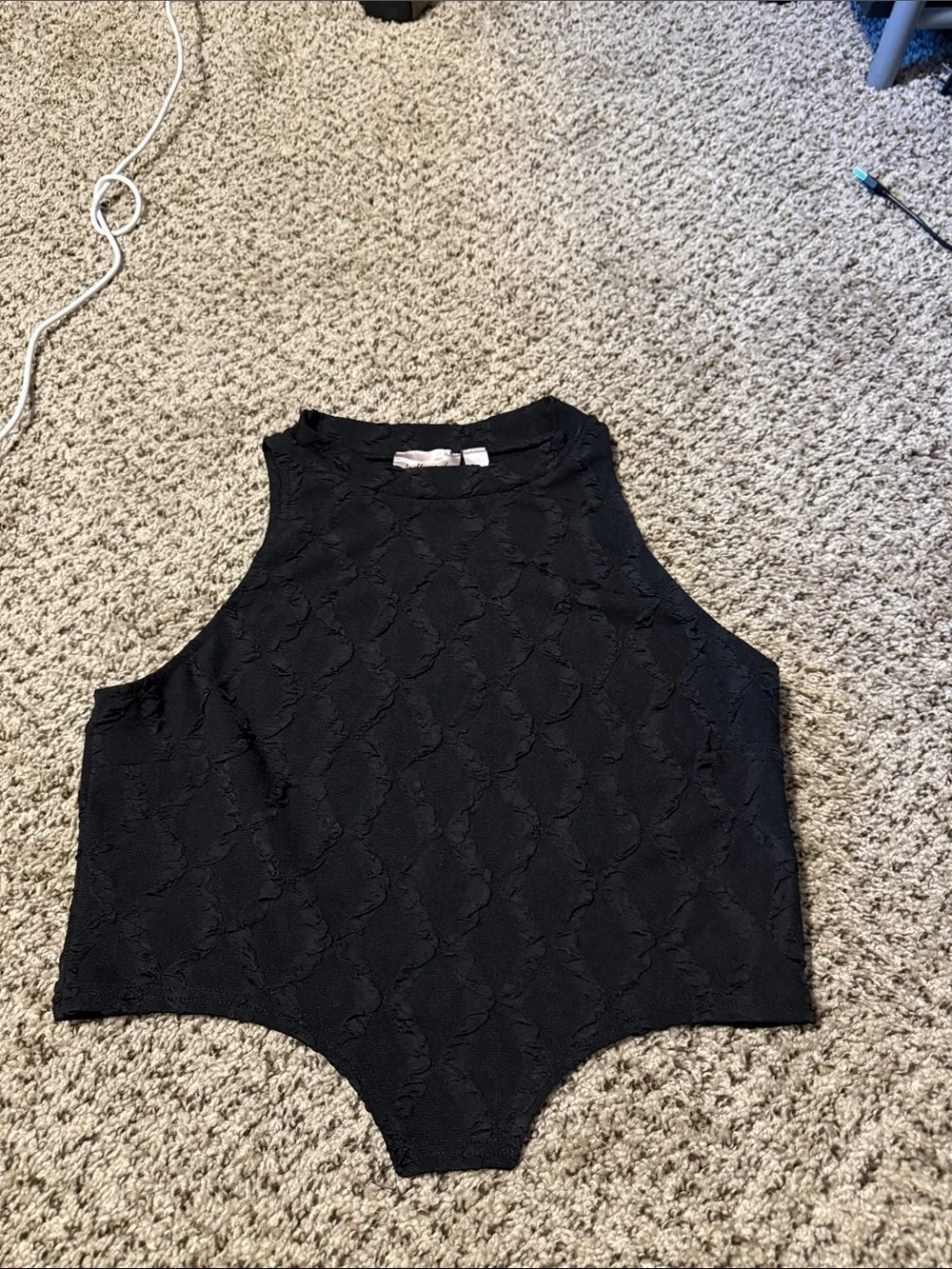 Textured Black Sleeveless crop - Picture 2 of 4